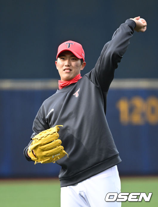 KIA 타이거즈 스프링캠프가 2일 전라남도 함평 KIA챌린저스필드에서 진행됐다.KIA 이의리가 캐치볼을 하고 있다. 2022.02.02 /sunday@osen.co.kr