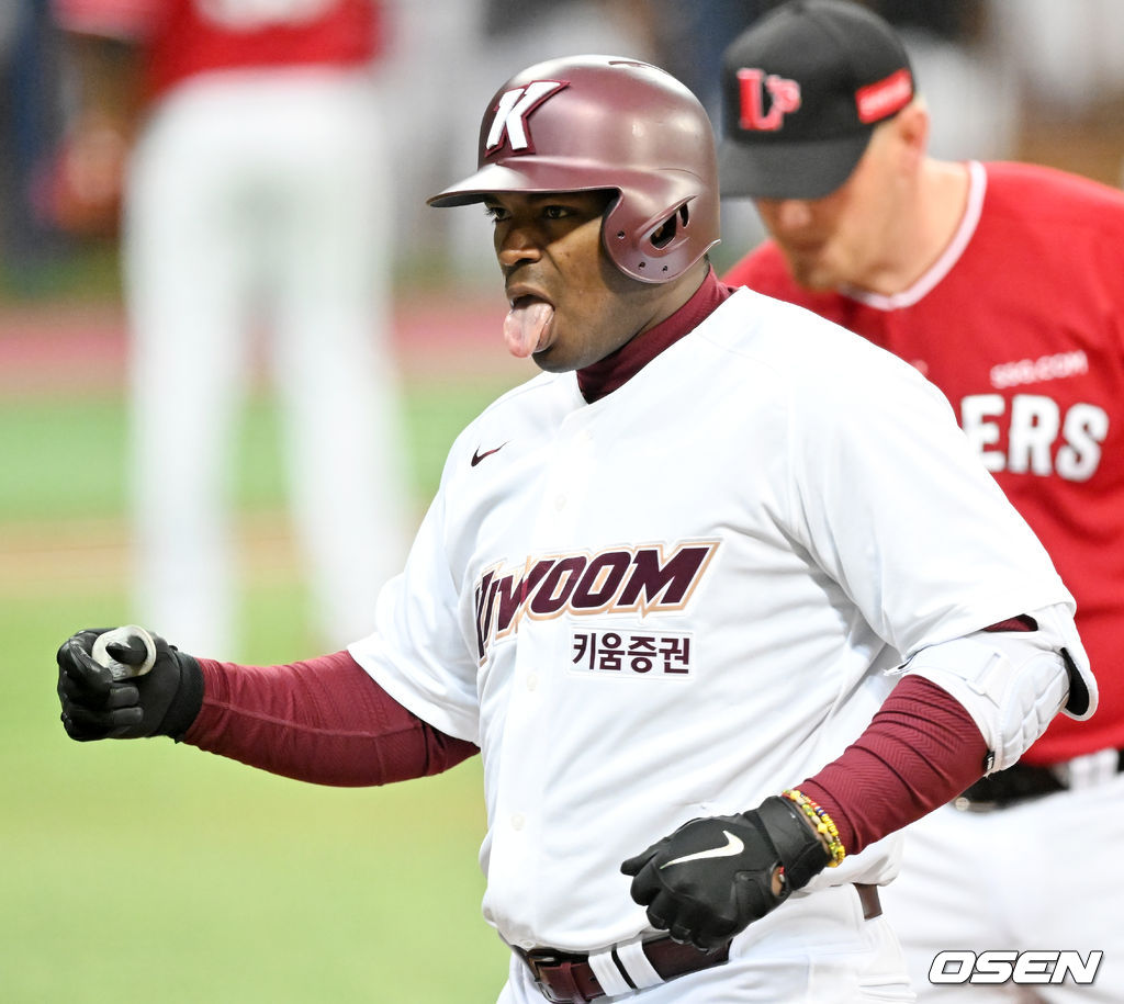 4회말 무사 주자 1,3루 키움 푸이그가 좌익수 앞 선취 1타점 적시타를 날린 후 1루에서 혀를 내밀고 있다. 2022.03.17 / rumi@osen.co.kr