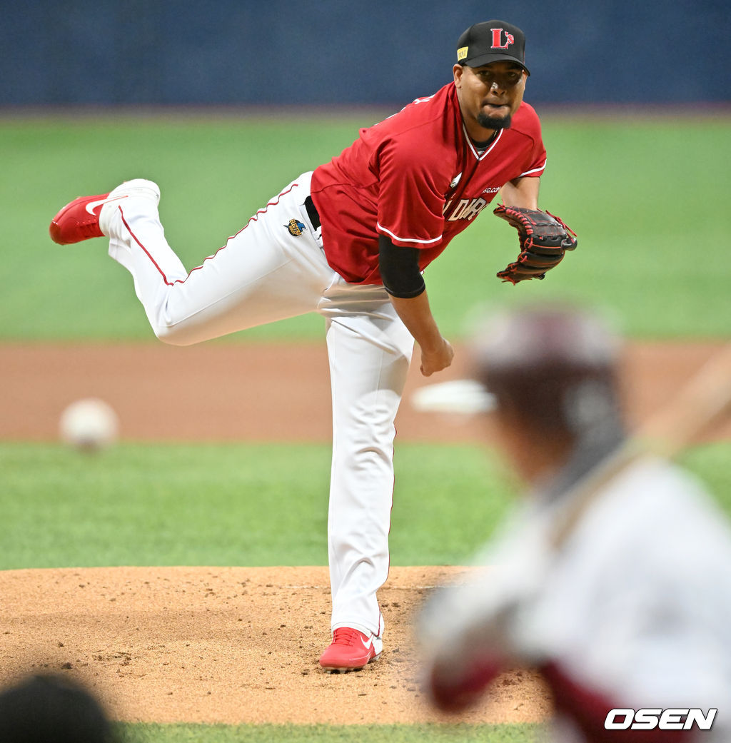 SSG 선발 노바가 마운드 위에서 힘차게 공을 뿌리고 있다. 2022.03.17 / rumi@osen.co.kr