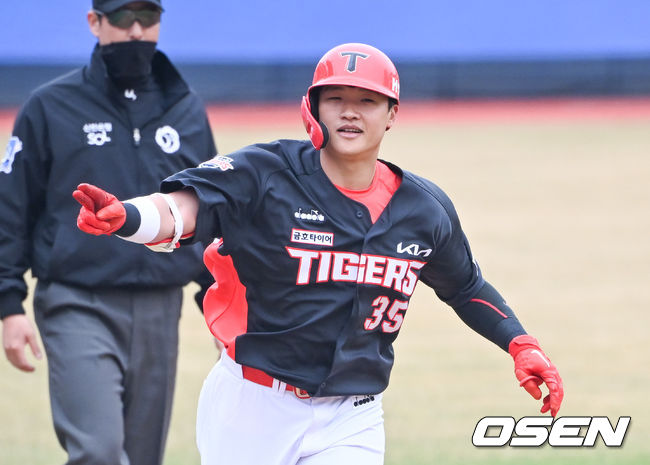 8회초 KIA 선두타자 김석환이 솔로홈런을 날리고 베이스를 돌고 있다. 2022.03.17 / soul1014@osen.co.kr