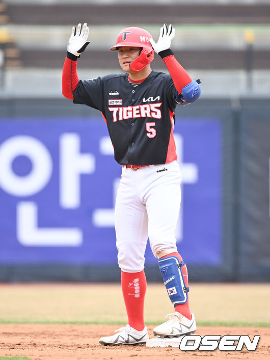 17일 경기도 수원시 수원KT위즈파크에서 2022 KBO리그 시범경기 KT 위즈와 KIA 타이거즈의 경기가 진행됐다.7회초 1사 2루 KIA 김도영이 동점 1타점 적시 2루타를 날리고 타임을 요청하고 있다. 2022.03.17 / soul1014@osen.co.kr