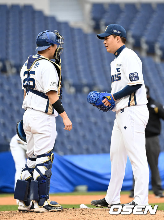 9회말 1사 2루 NC 심창민이 한화 임종찬에게 볼냇을 내주자 포수 박대온이 마운드에 올라 다독이고 있다. 2022.03.17 /cej@osen.co.kr 