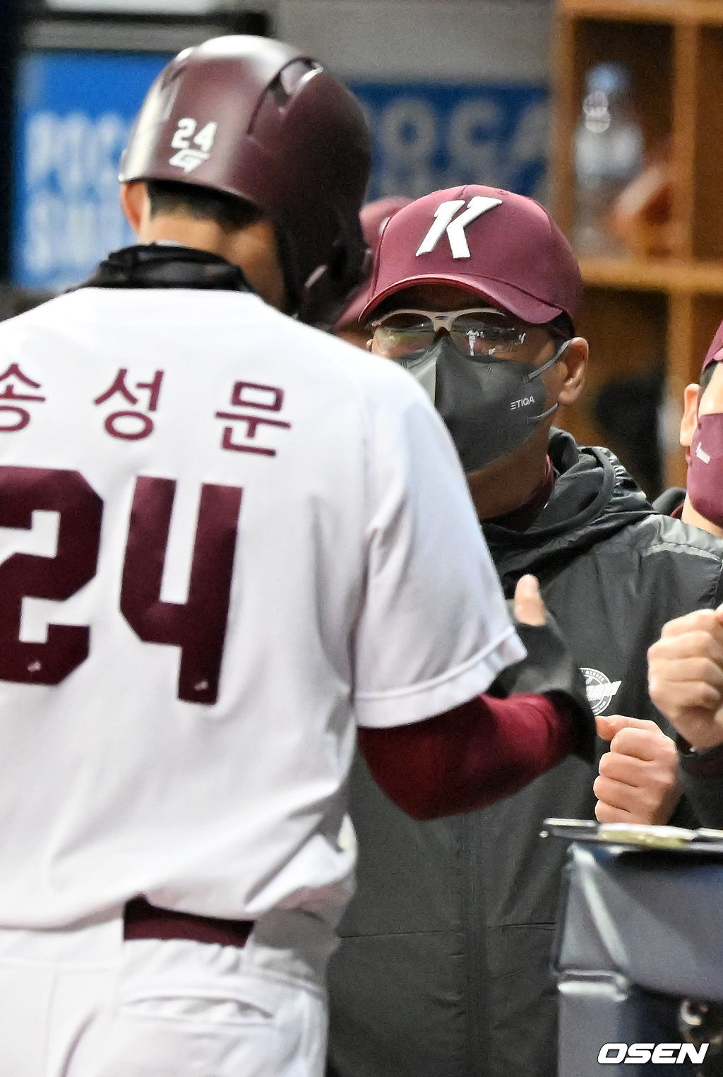 6회말 무사 주자 2루 키움 이정후의 중견수 뒤 1타점 적시 2루타때 키움 송성문이 홈으로 몸을 날려 세이프된 후 덕아웃에서 키움 홍원기 감독과 하이파이브를 하고 있다. 2022.03.17 / rumi@osen.co.kr