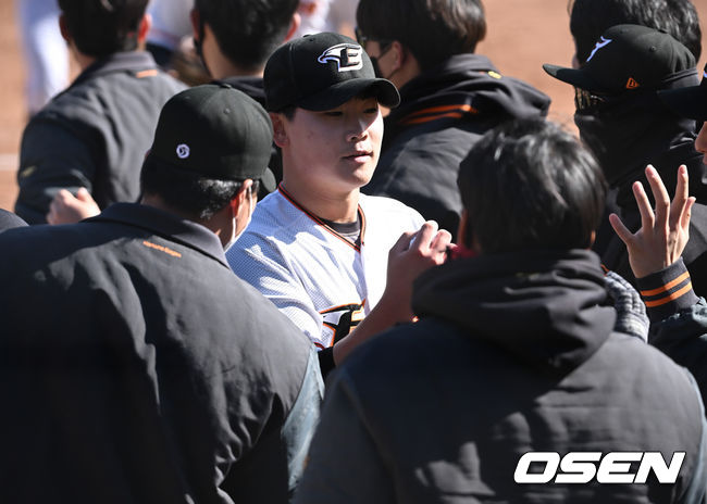 한화 김규연이 동료들의 축하를 받고 있다.  2022.03.05 /OSEN DB