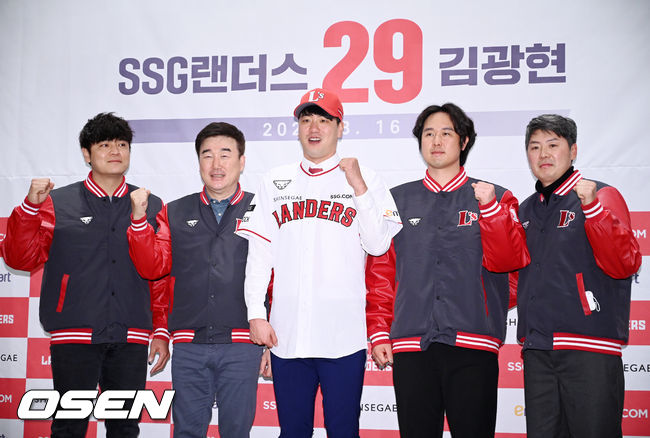 SSG 김광현이 민경삼 대표이사 및 김원형 감독, 추신수, 최정과 함께 단체 포토타임을 갖고 있다. 2022.03.16/rumi@osen.co.kr