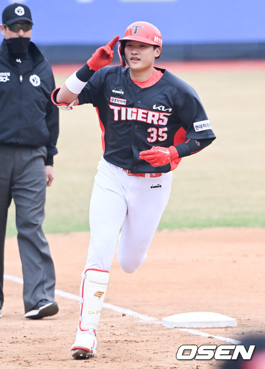 8회초 KIA 선두타자 김석환이 솔로홈런을 날리고 베이스를 돌고 있다. 2022.03.17 / soul1014@osen.co.kr