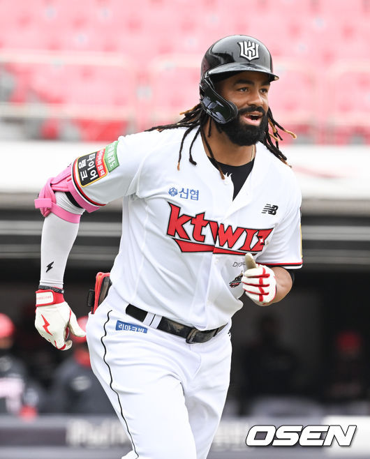 5회초 KT 선두타자 라모스가 동점 솔로홈런을 날리고 타구를 바라보고 있다. 2022.03.17 / soul1014@osen.co.kr