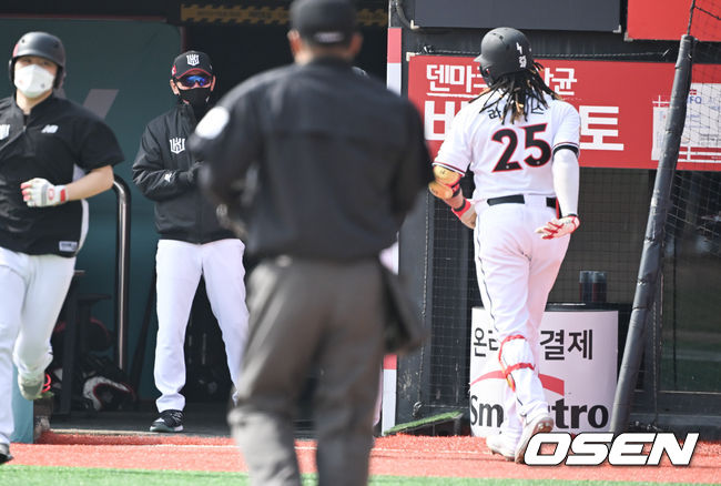 3회말 KT 이강철 감독이 역전 만루홈런을 날린 라모스를 보며 미소 짓고 있다. 2022.03.15 / soul1014@osen.co.kr