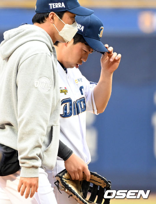 17일 오후 창원NC파크에서 KBO리그 NC 다이노스와 한화 이글스의 시범경기가 열렸다. 5회초 NC 1루수 오영수가 수비 중 양의지의 송구실책으로 한화 선두타자 이성곤의 몸에  맞고 나오는 공에 얼굴을 맞은 뒤 교체되고 있다.  2022.03.17 /cej@osen.co.kr