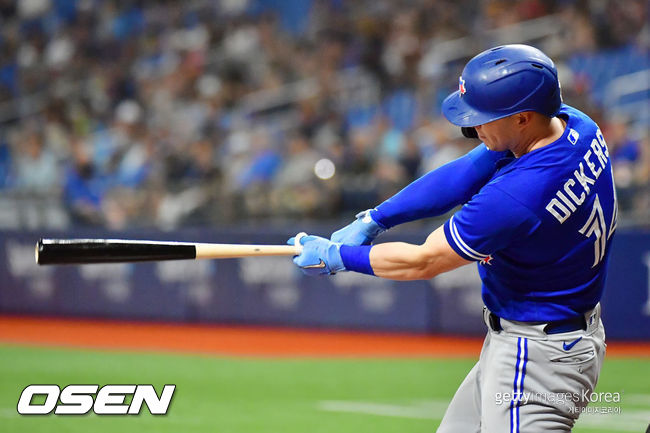 [사진] 토론토에서 뛰었던 외야수 코리 디커슨이 세인트루이스 유니폼을 입는다. ⓒGettyimages(무단전재 및 재배포 금지)