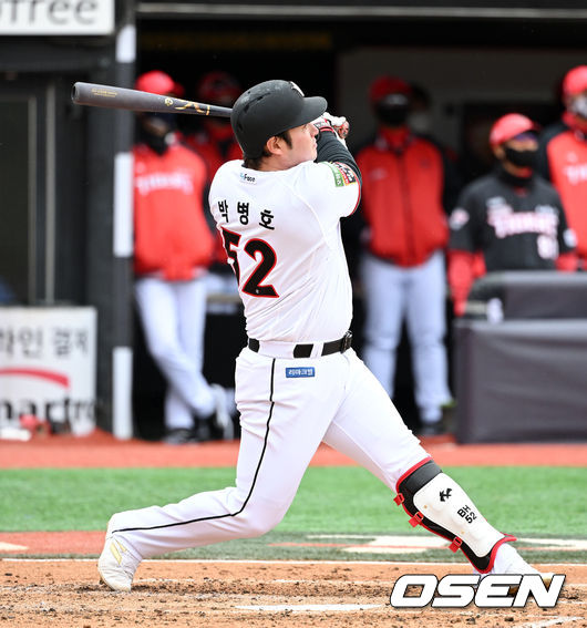 18일 오후 수원 KT위즈파크에서 2022 KBO리그 KT 위즈와 KIA 타이거즈의 시범경기가 열렸다.4회말 무사에서 KT 박병호가 좌월 솔로 홈런을 치고 있다. 2022.03.18 /sunday@osen.co.kr