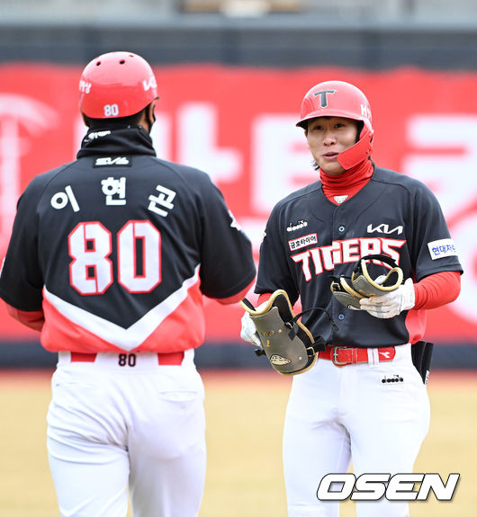 18일 오후 수원 KT위즈파크에서 2022 KBO리그 KT 위즈와 KIA 타이거즈의 시범경기가 열렸다.4회초 무사에서 KIA 박찬호가 중월 2루타를 치고 이현곤 코치와 이야기를 나누고 있다. 2022.03.18 /sunday@osen.co.kr