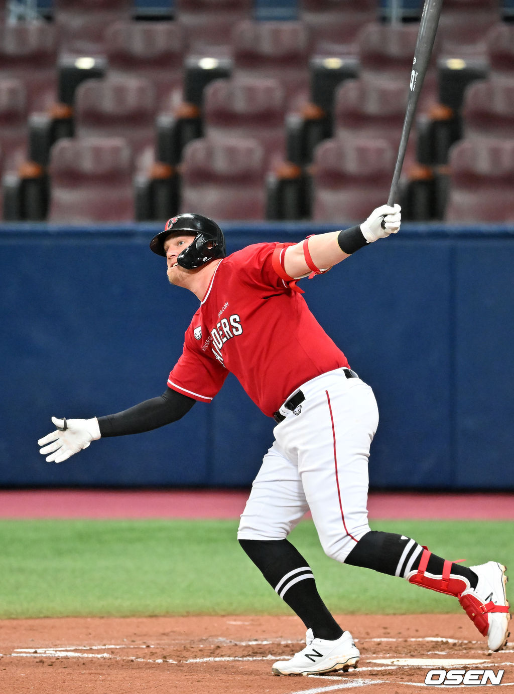 2회초 SSG 선두타자로 나온 크론이 좌익수 오른쪽 안타를 날리고 있다. 2022.03.18 / rumi@osen.co.kr