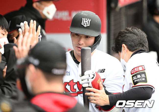 18일 오후 수원 KT위즈파크에서 2022 KBO리그 KT 위즈와 KIA 타이거즈의 시범경기가 열렸다.4회말 무사에서 KT 박병호가 좌월 솔로 홈런을 치고 더그아웃에서 동료들의 축하를 받고 있다. 2022.03.18 /sunday@osen.co.kr