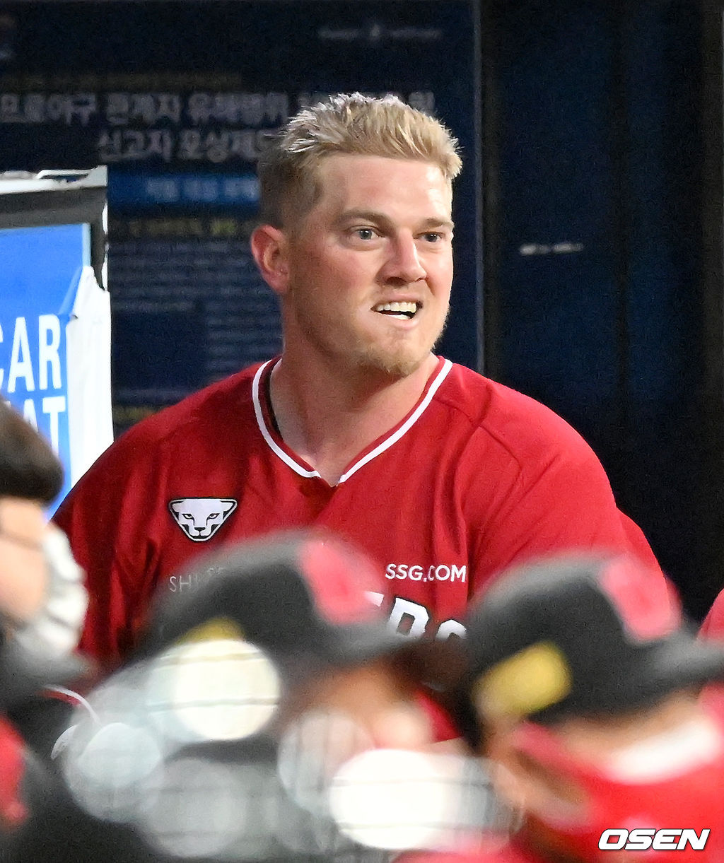 4회초 무사 주자 1루 SSG 크론이 중월 선취 투런 홈런을 날린 후 덕아웃에서 기뻐하고 있다. 2022.03.18 / rumi@osen.co.kr