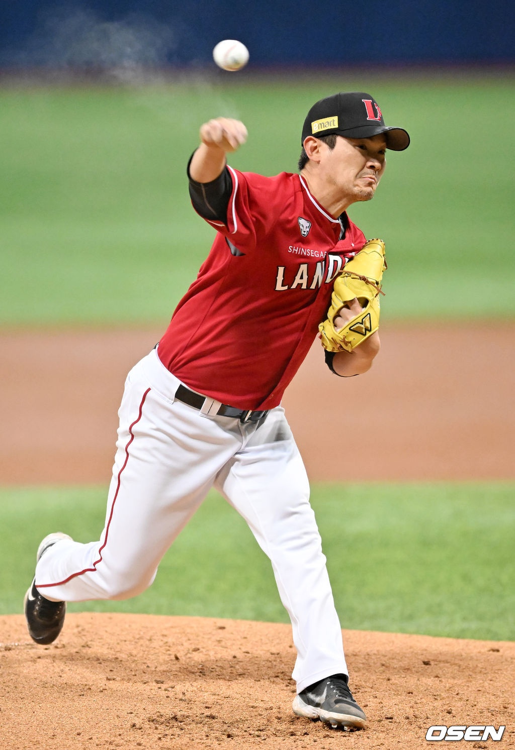 SSG 선발 노경은이 마운드 위에서 힘차게 공을 뿌리고 있다. 2022.03.18 / rumi@osen.co.kr