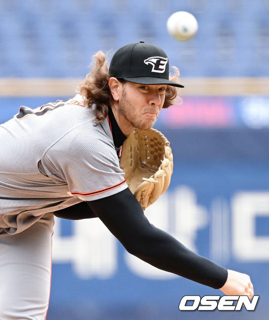 18일 오후 창원NC파크에서 KBO리그 NC 다이노스와 한화 이글스의 시범경기가 열렸다.1회말 한화 선발 킹험이 힘차게 공을 던지고 있다. 2022.03.18 /cej@osen.co.kr