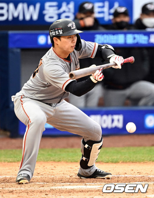 9회초 1사 3루 한화 이원석이 스퀴즈 번트를 대고 있다. 3루주지 이성곤은 득점을 올렸다. 2022.03.18 /cej@osen.co.kr