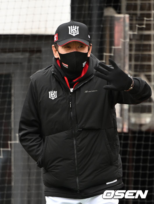 18일 오후 수원 KT위즈파크에서 2022 KBO리그 KT 위즈와 KIA 타이거즈의 시범경기가 열렸다.경기에 앞서 KT 이강철 감독이 KIA 선수단과 인사를 나누고 있다. 2022.03.18 /sunday@osen.co.kr