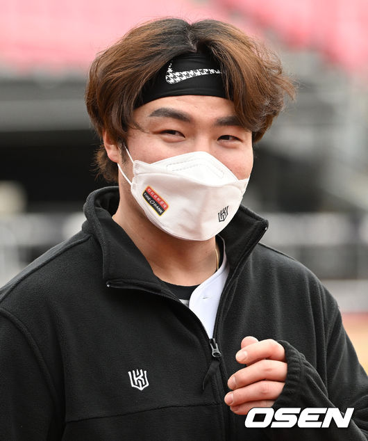 KT 위즈가 4번타자 박병호의 장타쇼를 앞세워 KIA의 시범경기 무패 행진을 저지했다.KT 위즈는 18일 수원KT위즈파크에서 열린 2022 KBO 시범경기 KIA 타이거즈와의 홈경기에서 2-1로 승리했다.KT는 전날 패배를 설욕하며 시범경기 2승 2패를 기록했다. 반면 무패 행진을 달리던 KIA는 3승 1무 1패가 됐다.경기 종료 후 KT 박병호가 미소를 짓고 있다. 2022.03.18 /sunday@osen.co.kr