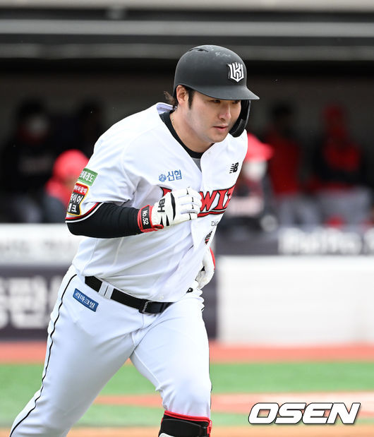 18일 오후 수원 KT위즈파크에서 2022 KBO리그 KT 위즈와 KIA 타이거즈의 시범경기가 열렸다.4회말 무사에서 KT 박병호가 좌월 솔로 홈런을 치고 그라운드를 돌고 있다. 2022.03.18 /sunday@osen.co.kr