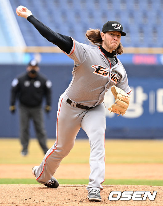 1회말 한화 선발 킹험이 힘차게 공을 던지고 있다. 2022.03.18 /cej@osen.co.kr