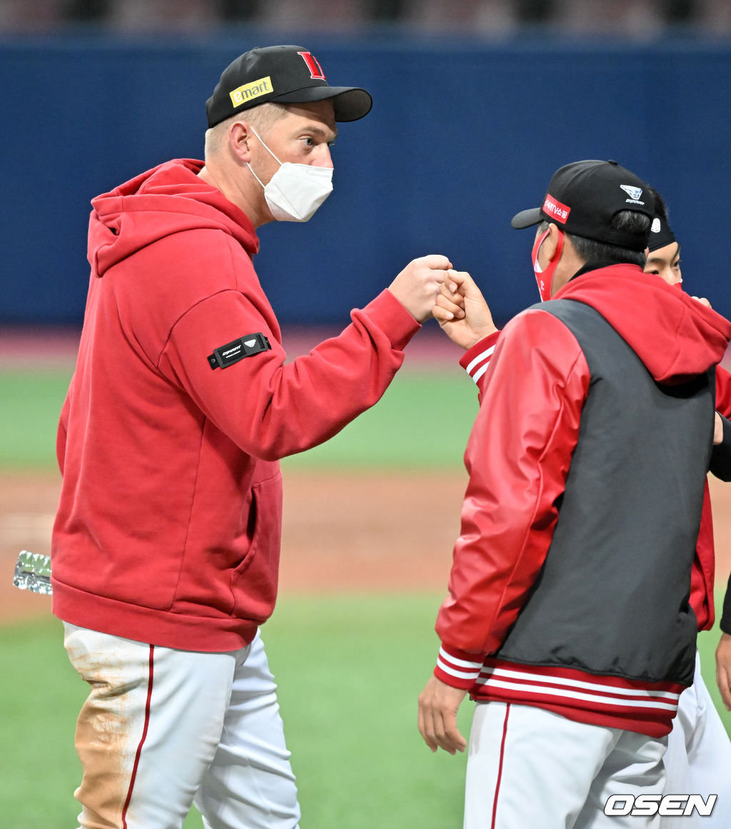 경기를 마치고 SSG 크론이 김원형 감독과 하이파이브를 하고 있다. 2022.03.18 / rumi@osen.co.kr