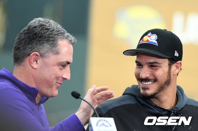 8년 2억6000만 달러 연장 계약 체결 후 기자회견을 갖는 제프 브리디치 전 단장과 놀란 아레나도(오른쪽) 2019.02.28 /OSEN DB