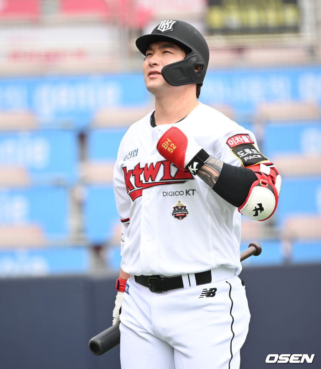 수원KT위즈파크에서 열린 2022 KBO리그 시범경기 KT 위즈와 KIA 타이거즈의 경기, 4회초 KT 박병호가 헛스윙 삼진아웃 당한뒤 아쉬워하고 있다. 2022.03.17 /soul1014@osen.co.kr