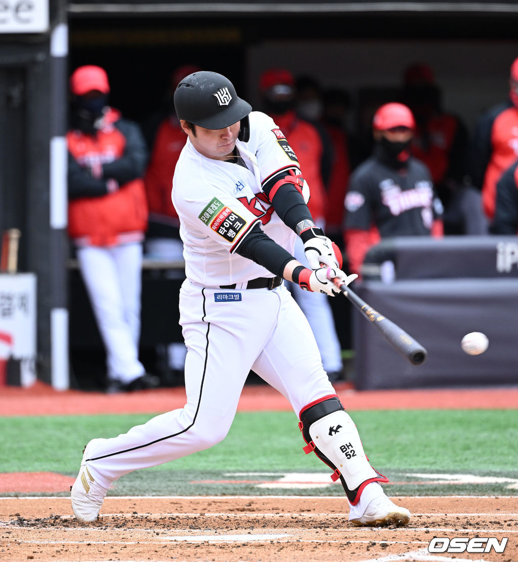 수원KT위즈파크에서 열린 2022 KBO리그 시범경기 KT 위즈와 KIA 타이거즈의 경기, 1회말 2사 3루에서 KT 박병호가 좌전 적시 2루타를 치고 있다. 2022.03.18 /sunday@osen.co.kr