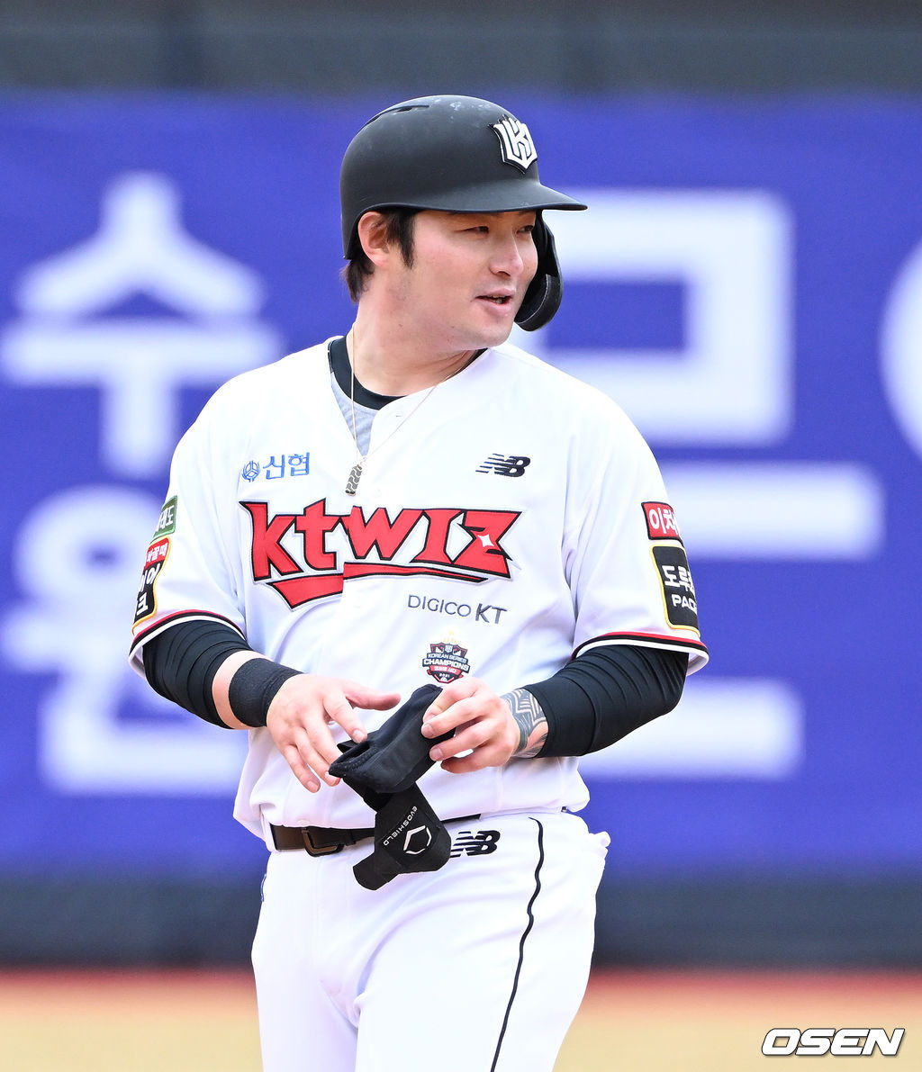 수원KT위즈파크에서 열린 2022 KBO리그 시범경기 KT 위즈와 KIA 타이거즈의 경기, 1회말 2사 3루에서 KT 박병호가 좌전 적시 2루타를 치고 미소 짓고 있다. 2022.03.18 /sunday@osen.co.kr