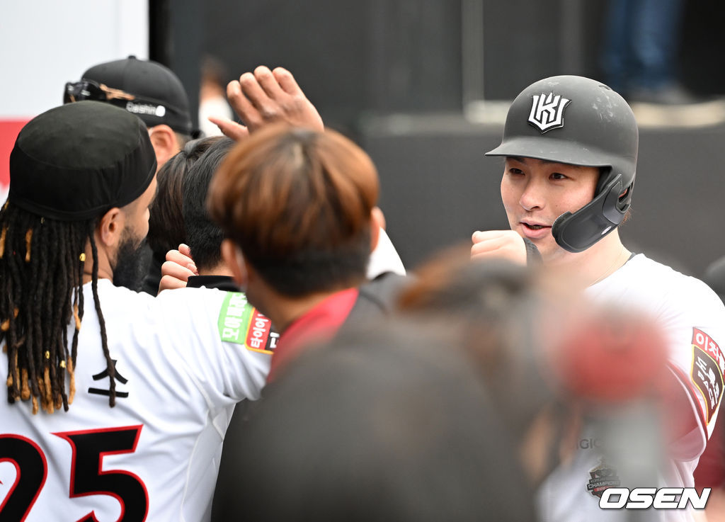 수원KT위즈파크에서 열린 2022 KBO리그 시범경기 KT 위즈와 KIA 타이거즈의 경기, 1회말 공격을 마친 KT 박병호가 더그아웃에서 동료들의 축하를 받고 있다. 2022.03.18 /sunday@osen.co.kr