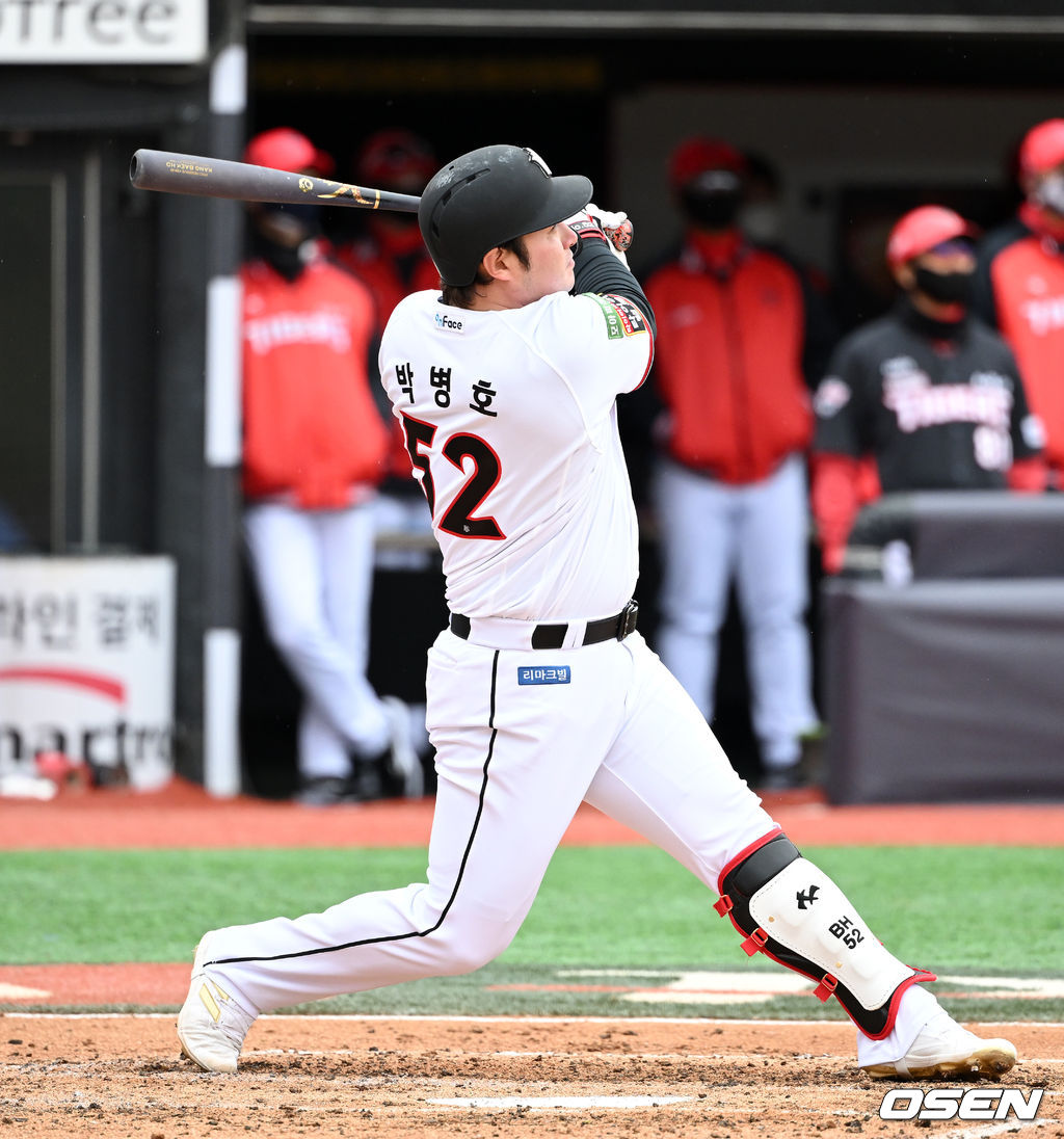 수원KT위즈파크에서 열린 2022 KBO리그 시범경기 KT 위즈와 KIA 타이거즈의 경기, 4회말 무사에서 KT 박병호가 좌월 솔로 홈런을 치고 있다. 2022.03.18 /sunday@osen.co.kr