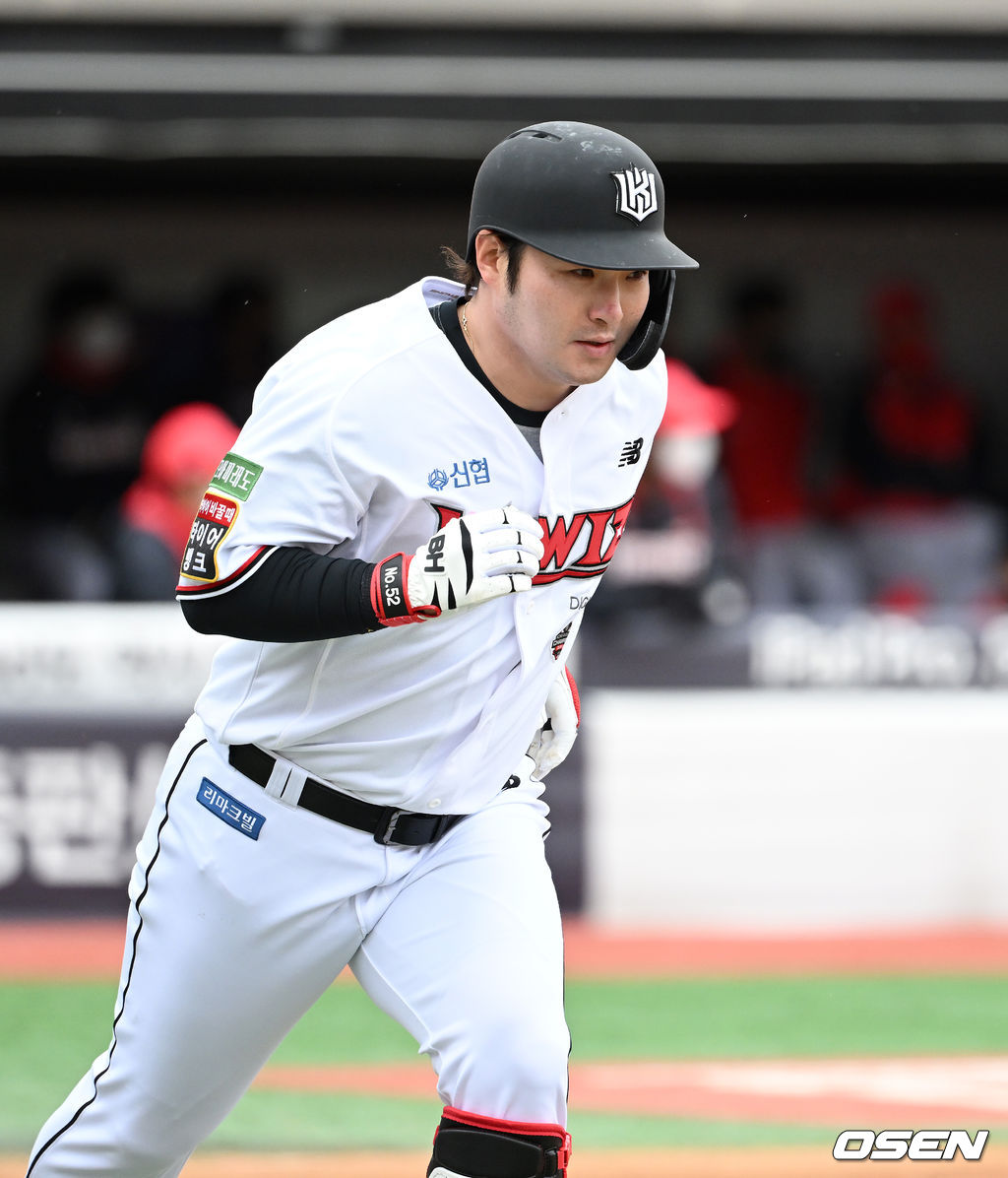수원KT위즈파크에서 열린 2022 KBO리그 시범경기 KT 위즈와 KIA 타이거즈의 경기, 4회말 무사에서 KT 박병호가 좌월 솔로 홈런을 치고 그라운드를 돌고 있다. 2022.03.18 /sunday@osen.co.kr