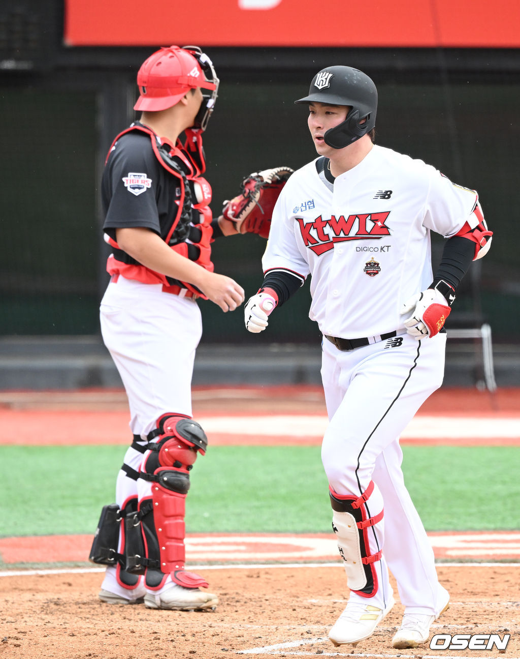 수원KT위즈파크에서 열린 2022 KBO리그 시범경기 KT 위즈와 KIA 타이거즈의 경기, 4회말 무사에서 KT 박병호가 좌월 솔로 홈런을 치고 홈을 밟고 있다. 2022.03.18 /sunday@osen.co.kr