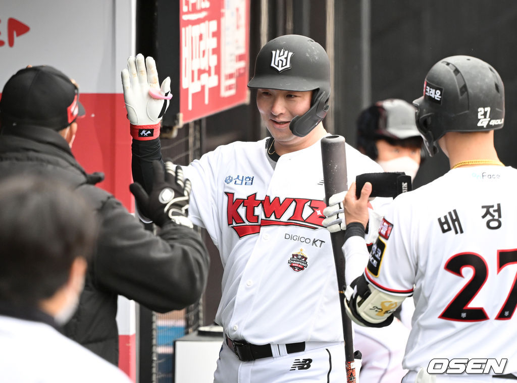 수원KT위즈파크에서 열린 2022 KBO리그 시범경기 KT 위즈와 KIA 타이거즈의 경기, 4회말 무사에서 KT 박병호가 좌월 솔로 홈런을 치고 더그아웃에서 동료들의 축하를 받고 있다. 2022.03.18 /sunday@osen.co.kr