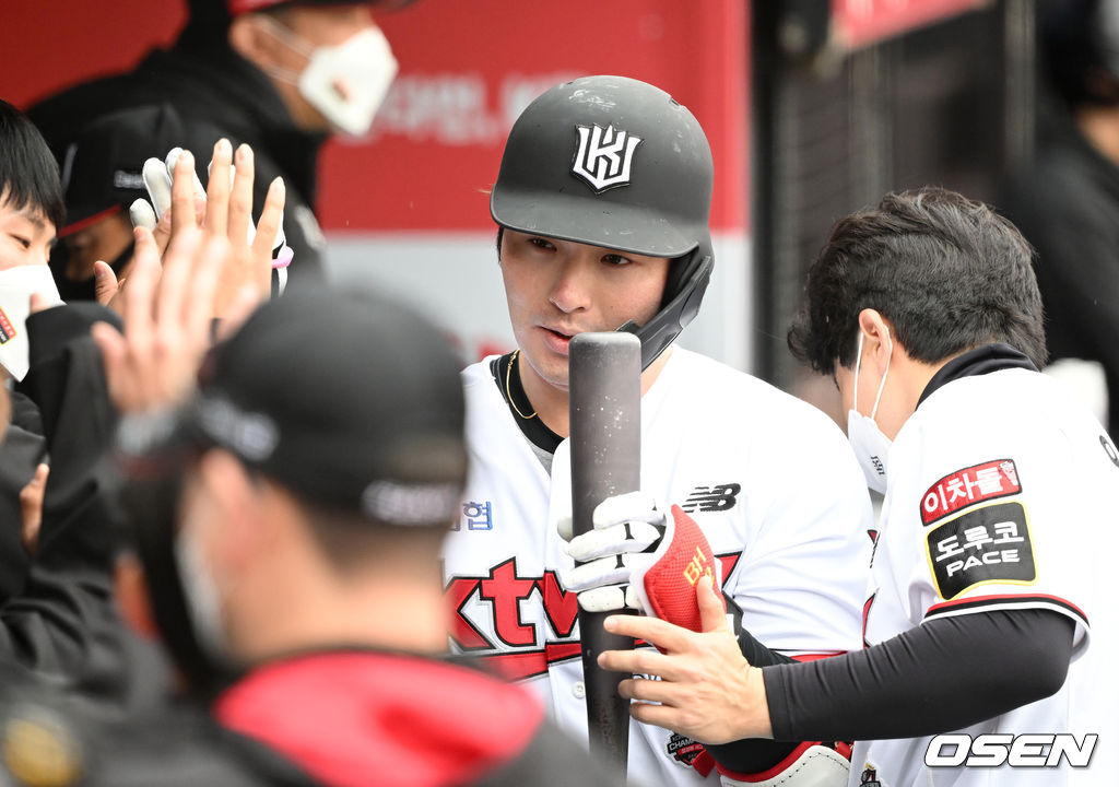 수원KT위즈파크에서 열린 2022 KBO리그 시범경기 KT 위즈와 KIA 타이거즈의 경기, 4회말 무사에서 KT 박병호가 좌월 솔로 홈런을 치고 더그아웃에서 동료들의 축하를 받고 있다. 2022.03.18 /sunday@osen.co.kr