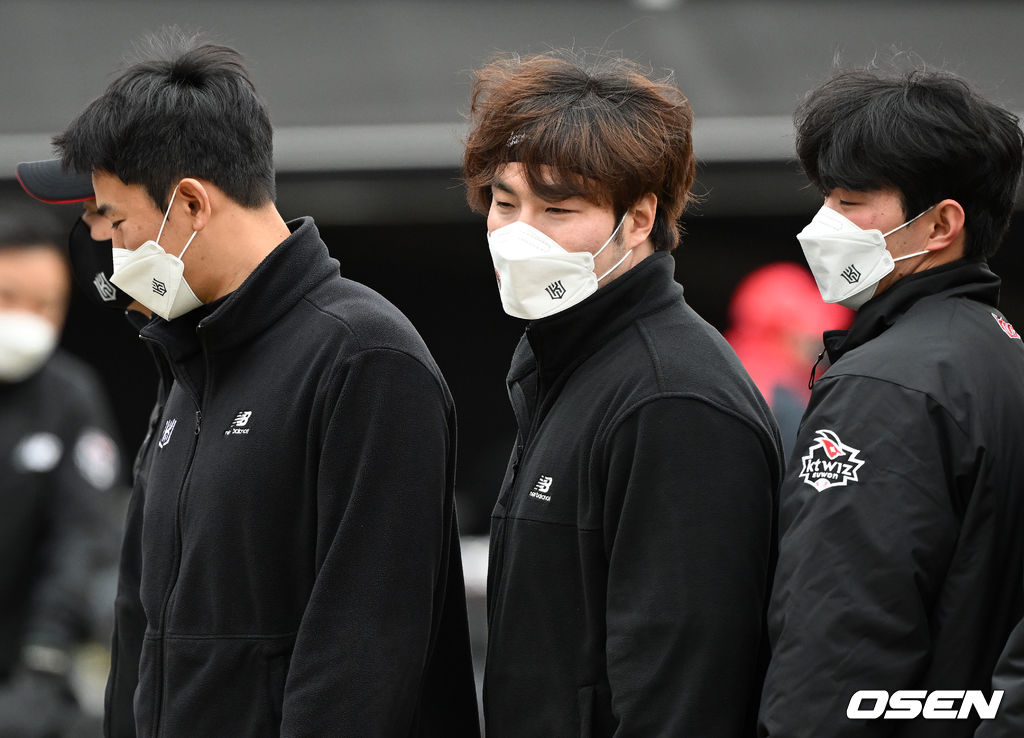 수원KT위즈파크에서 열린 2022 KBO리그 시범경기 KT 위즈와 KIA 타이거즈의 경기를 마치고 KT 박병호가 동료들과 승리의 기쁨을 나누고 있다. 2022.03.18 /sunday@osen.co.kr