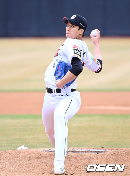 18일 오후 수원 KT위즈파크에서 2022 KBO리그 KT 위즈와 KIA 타이거즈의 시범경기가 열렸다.1회초 무사에서 KT 선발투수 이상우가 역투하고 있다. 2022.03.18 /sunday@osen.co.kr