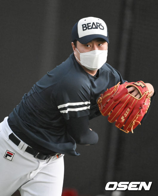 올시즌 선발투수로 복귀한 두산 이영하가 전력 투구하고 있다.  2022.02.08 / soul1014@osen.co.kr