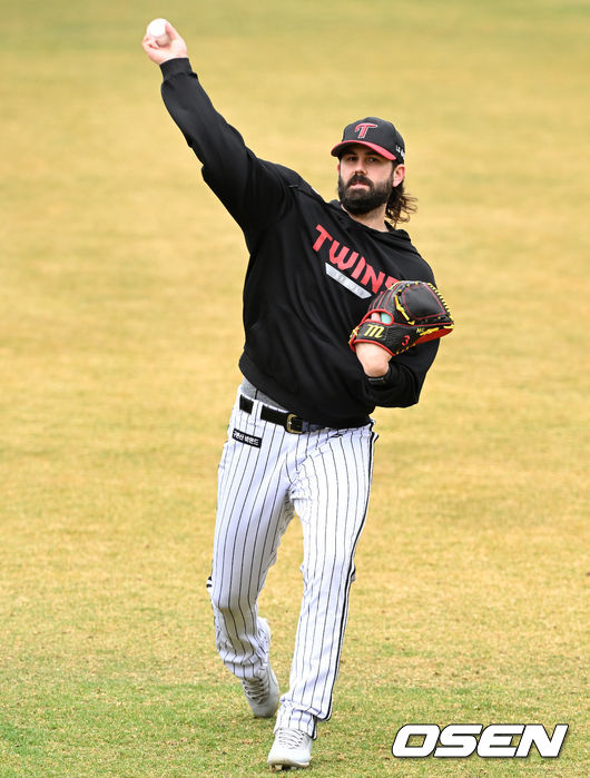 전국에 내린 봄비로 인해 19일 예정된 프로야구 시범경기 4경기가 취소됐다. LG 켈리가 그라운드에서 몸을 풀고 있다. 2022.03.19 /cej@osen.co.kr