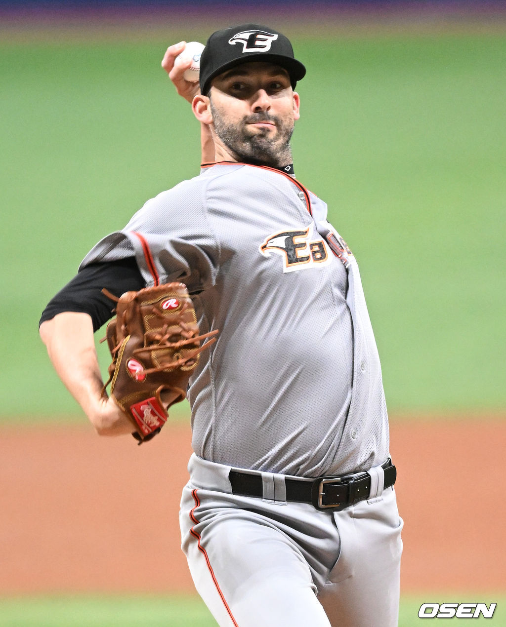 [OSNE=고척, 김성락 기자] 19일 서울 고척스카이돔에서 2022 KBO리그 시범경기 키움 히어로즈와 한화 이글스의 경기가 열렸다.1회말 한화 선발 카펜터가 마운드에 올라 힘차게 공을 뿌리고 있다. 2022.03.19 /ksl0919@osen.co.kr