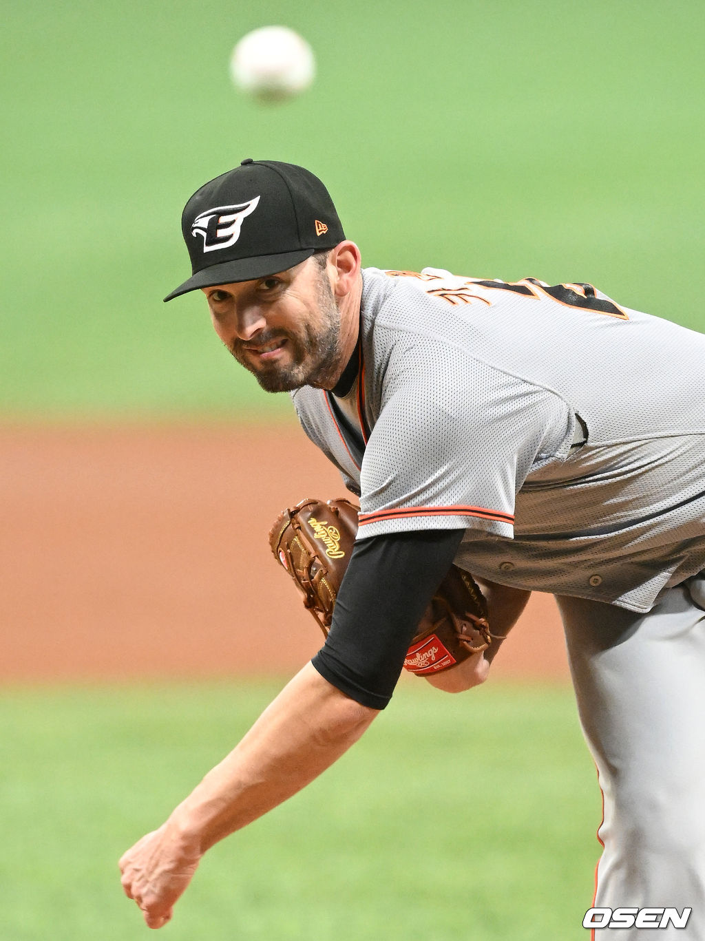 [OSNE=고척, 김성락 기자] 19일 서울 고척스카이돔에서 2022 KBO리그 시범경기 키움 히어로즈와 한화 이글스의 경기가 열렸다.1회말 한화 선발 카펜터가 마운드에 올라 힘차게 공을 뿌리고 있다. 2022.03.19 /ksl0919@osen.co.kr