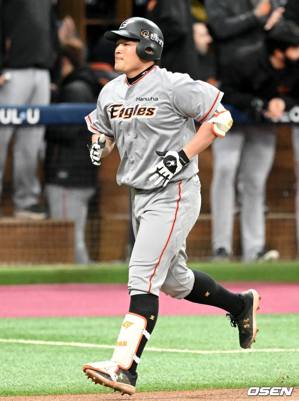 [OSNE=고척, 김성락 기자] 19일 서울 고척스카이돔에서 2022 KBO리그 시범경기 키움 히어로즈와 한화 이글스의 경기가 열렸다.2회초 한화 선두타자 이성원이 솔로 홈런을 날린 뒤 그라운드를 돌고 있다. 2022.03.19 /ksl0919@osen.co.kr