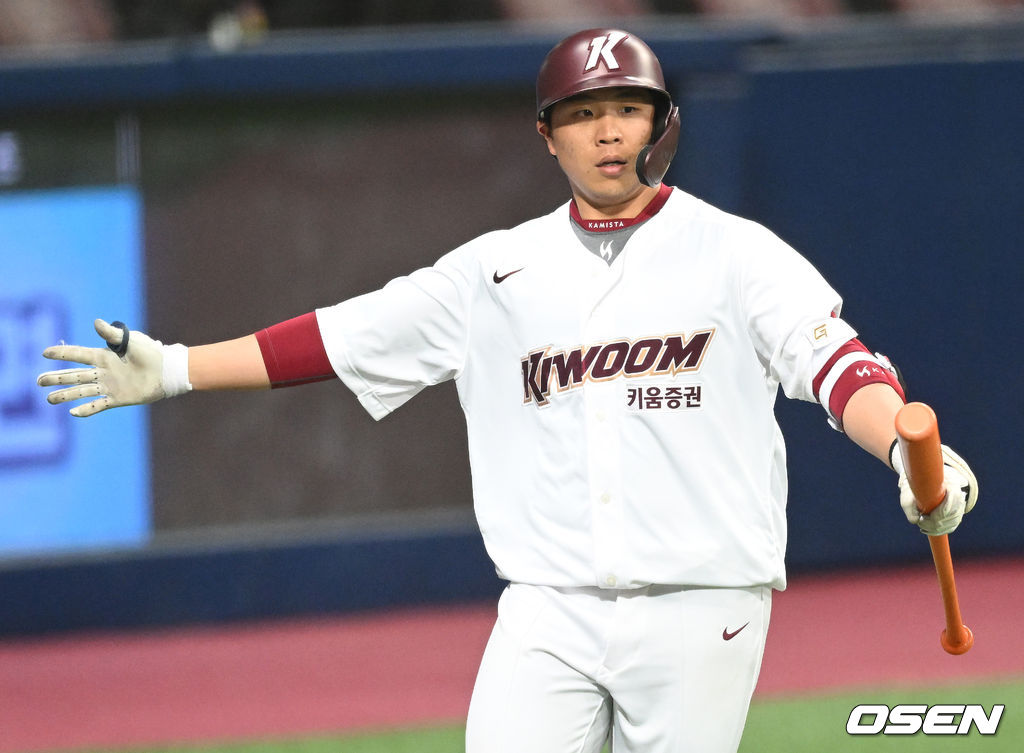 [OSNE=고척, 김성락 기자] 19일 서울 고척스카이돔에서 2022 KBO리그 시범경기 키움 히어로즈와 한화 이글스의 경기가 열렸다.6회말 키움 선두타자 김수환이 솔로 홈런을 날린 뒤 기뻐하고 있다. 2022.03.19 /ksl0919@osen.co.kr