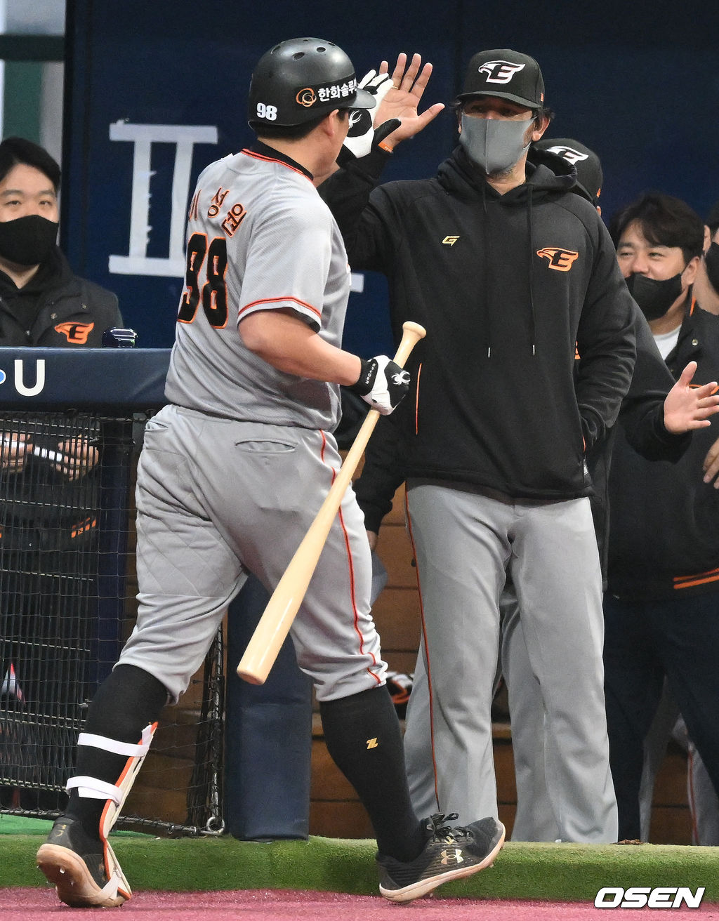 [OSNE=고척, 김성락 기자] 19일 서울 고척스카이돔에서 2022 KBO리그 시범경기 키움 히어로즈와 한화 이글스의 경기가 열렸다.2회초 한화 선두타자 이성원이 솔로 홈런을 날린 뒤 더그아웃에서 수베로 감독과 기쁨을 나누고 있다. 2022.03.19 /ksl0919@osen.co.kr