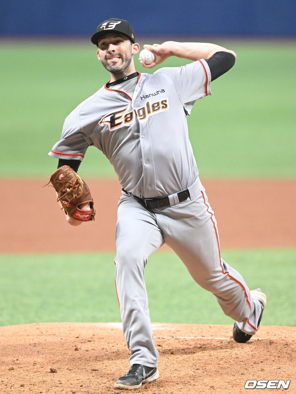[OSNE=고척, 김성락 기자] 19일 서울 고척스카이돔에서 2022 KBO리그 시범경기 키움 히어로즈와 한화 이글스의 경기가 열렸다.1회말 한화 선발 카펜터가 마운드에 올라 힘차게 공을 뿌리고 있다. 2022.03.19 /ksl0919@osen.co.kr