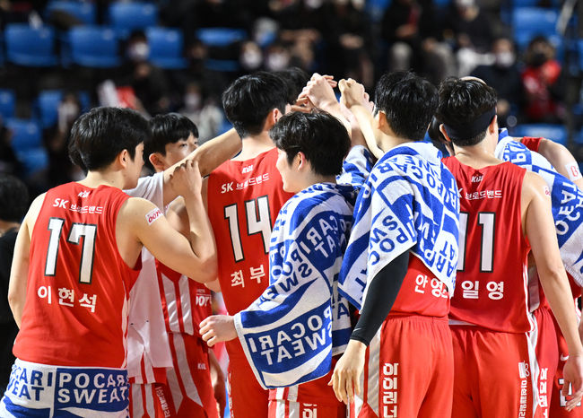 서울 SK는 19일 잠실학생체육관에서 열린 전주 KCC와의 2021-2022 KGC인삼공사 정관장 프로농구 정규리그 홈경기에서 87-66 승리를 거뒀다.경기 종료 후 SK 선수들이 승리의 기쁨을 나누고 있다. 2022.03.19 /sunday@osen.co.kr