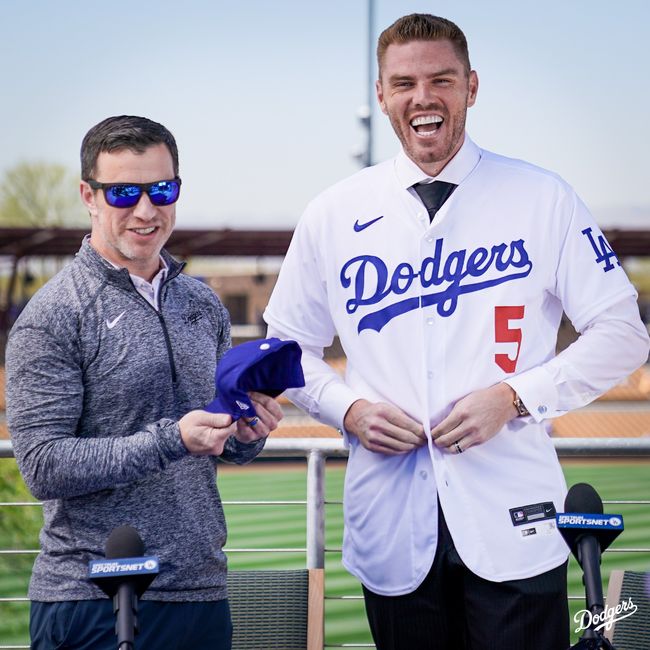 LA 다저스 입단식에서 프레디 프리먼(오른쪽)이 앤드류 프리드먼 사장과 함께 웃고 있다. /LA 다저스 SNS