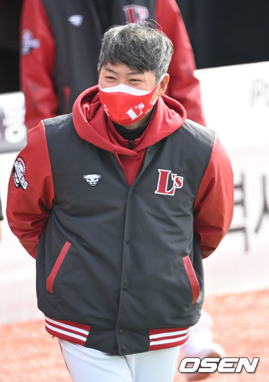 20일 오후 경기도 수원시 수원KT위즈파크에서 KBO리그 시범경기 KT 위즈와 SSG 랜더스의 경기가 진행됐다.경기에 앞서 SSG 김원형 감독이 그라운드로 나서고 있다. 2022.03.20 / soul1014@osen.co.kr